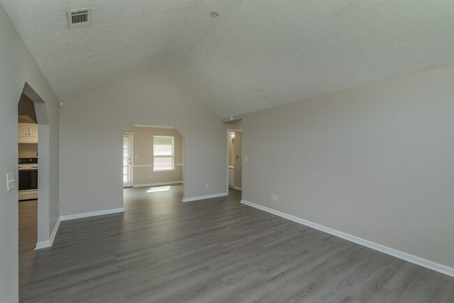 Building Photo - $1,395 - 3 bed/2 bath house for rent, fully renovated!