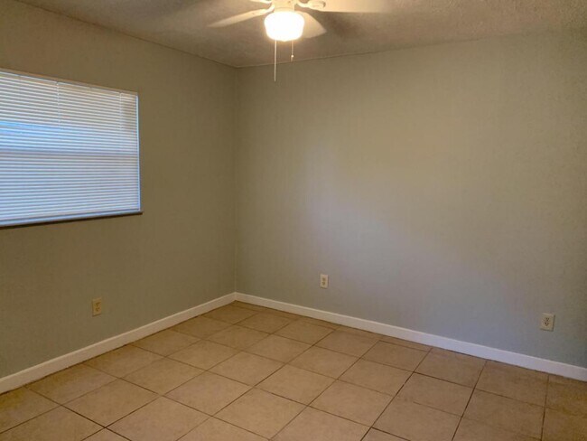 Building Photo - 825 Lyndhurst St