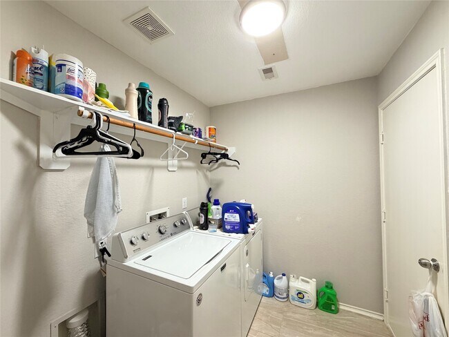 Building Photo - 1807 Emerson Ridge Dr