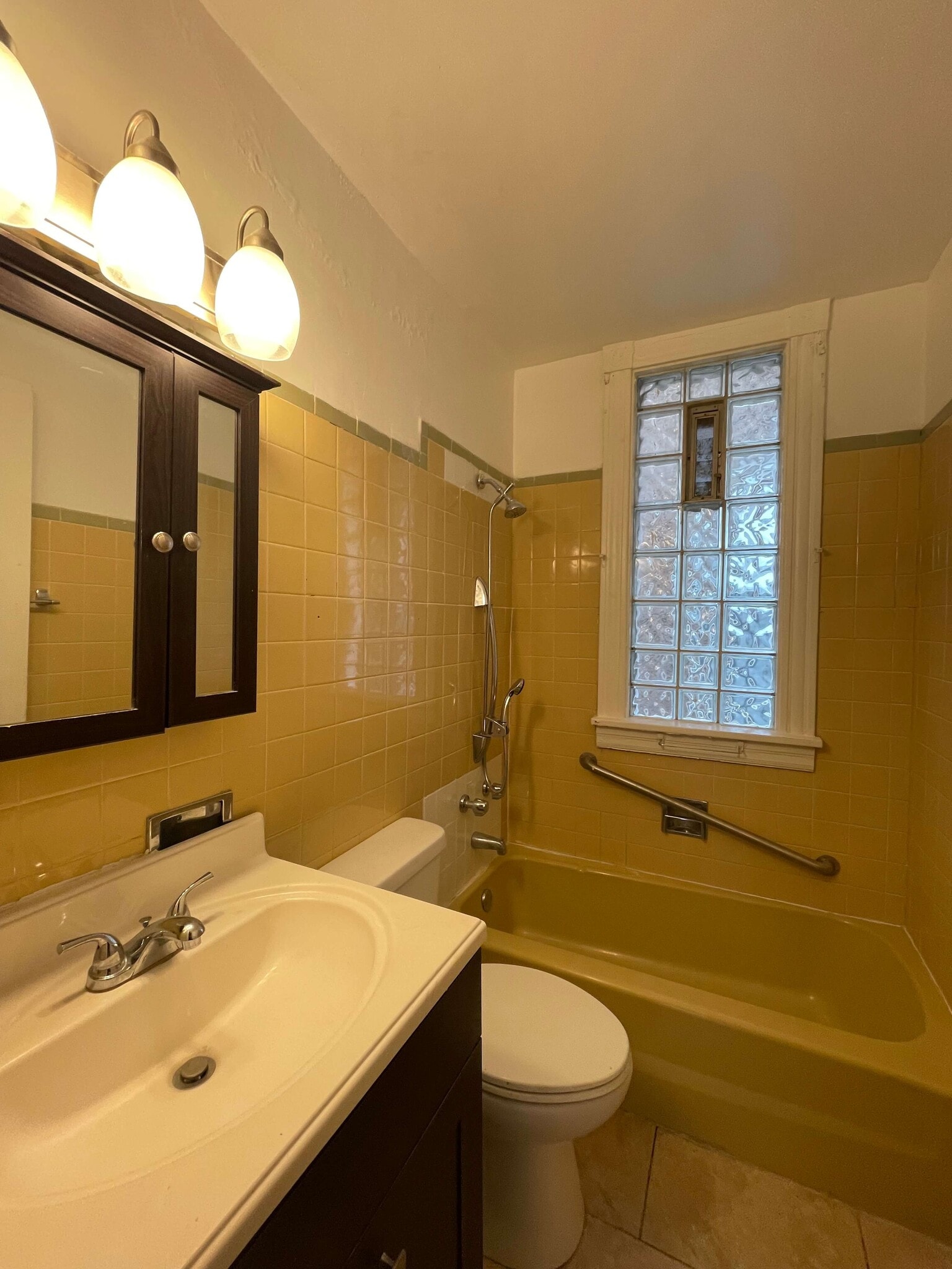 Building Photo - 7216 S Emerald Ave