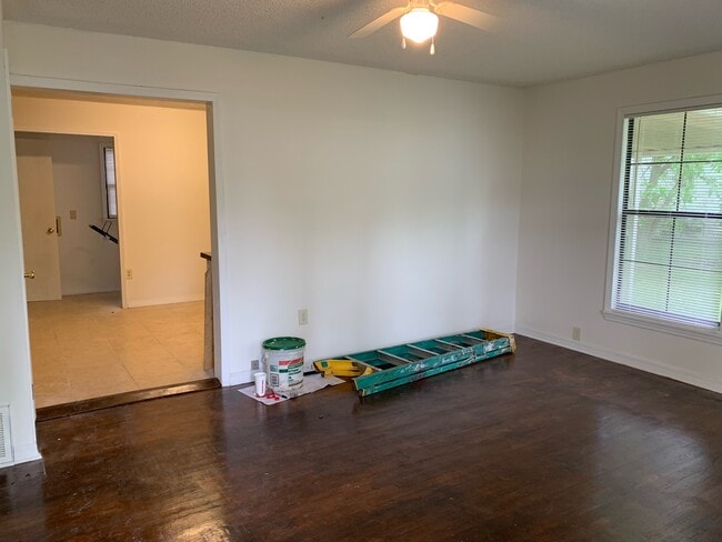 Building Photo - 705 W Center St