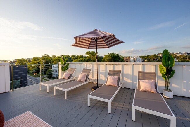 Building Photo - 1405 Napoleon St