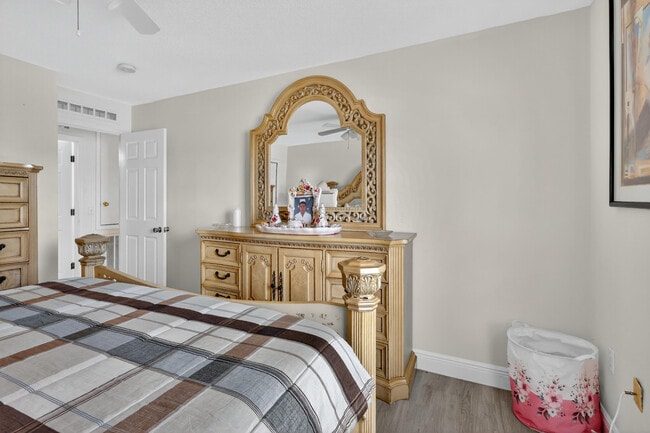 Building Photo - 1676 SW Mackey Ave