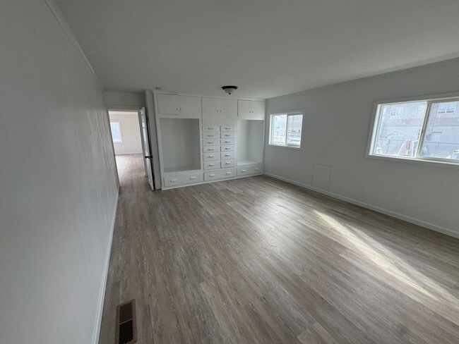 Building Photo - Large Home in Newport!