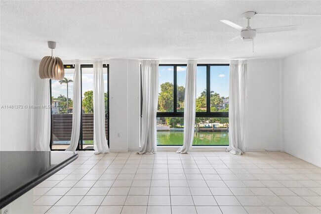 Building Photo - 9800 W Bay Harbor Dr