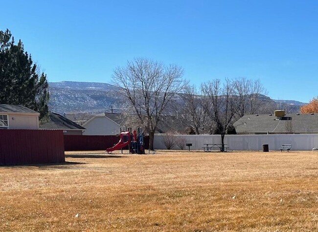 Building Photo - 3 bed, 2 bath, 2 car garage