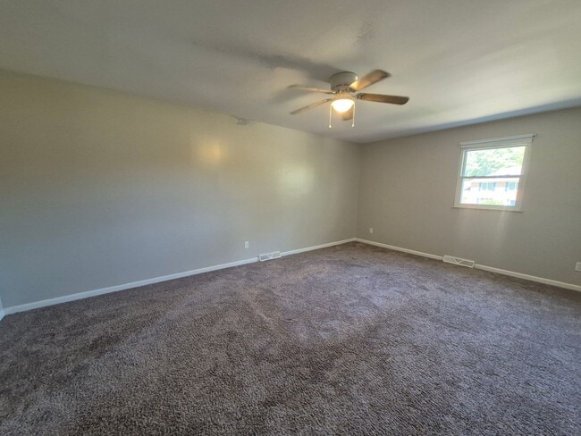Building Photo - Large 2 story home!!