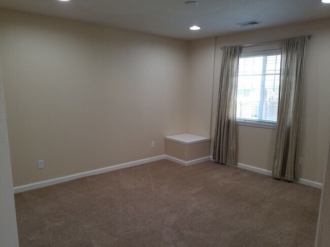 Building Photo - Tollgate Crossing 2 Story with 6 Bedrooms ...