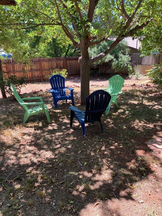 Building Photo - Cozy, West Sedona home with large fenced b...