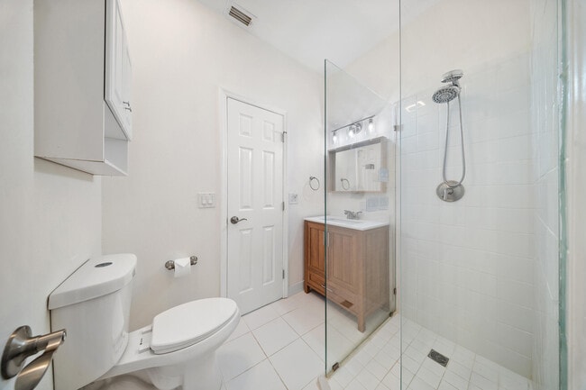 Building Photo - 7903 Plantation Lakes Dr