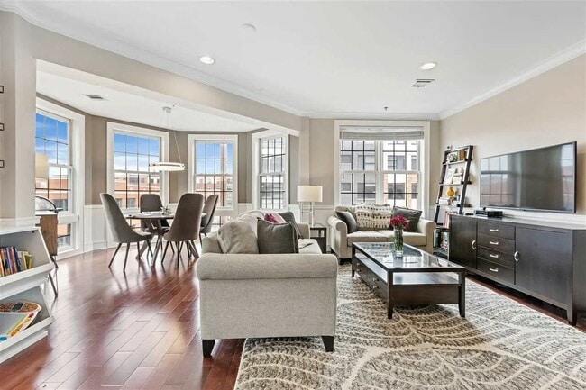 Building Photo - 830 Monroe St