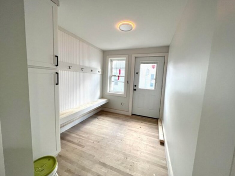 Building Photo - 171 Forest St