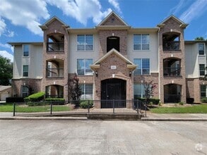 Building Photo - 6607 Lake Woodlands Dr