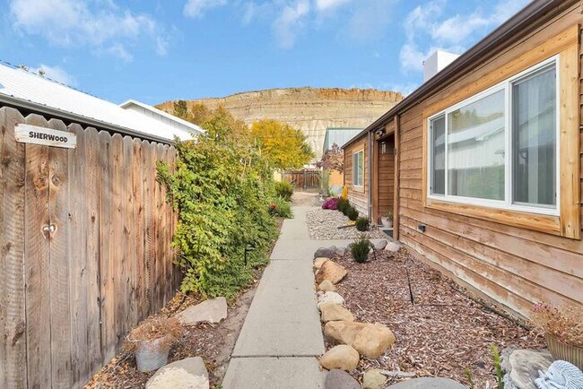 Building Photo - 2 bedroom in Prime Palisade Location