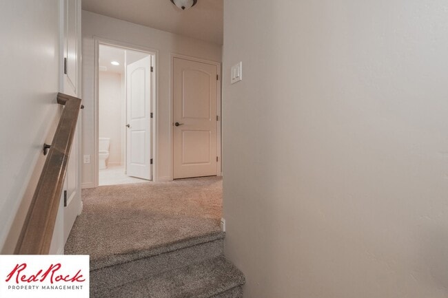 Building Photo - Lovely townhome with Community Pool!