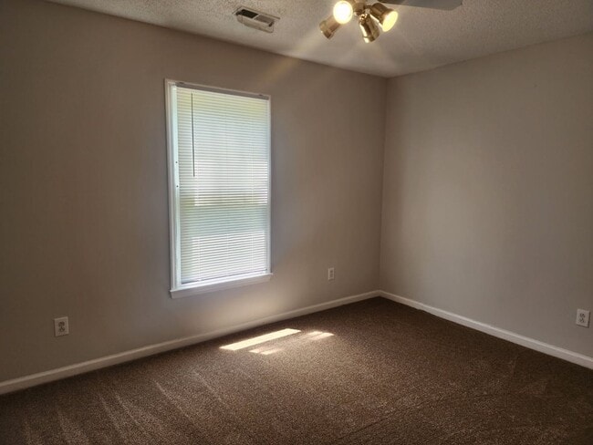 Building Photo - 210 Rivershore Dr