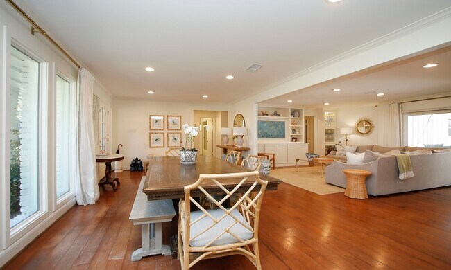 Building Photo - 827 St George Ln