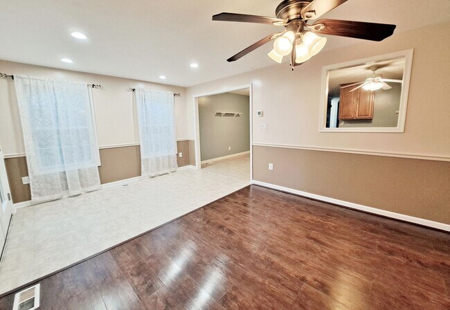 Building Photo - 417 Debbi Ct