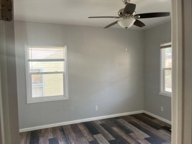 Building Photo - 2 Bed Available now!