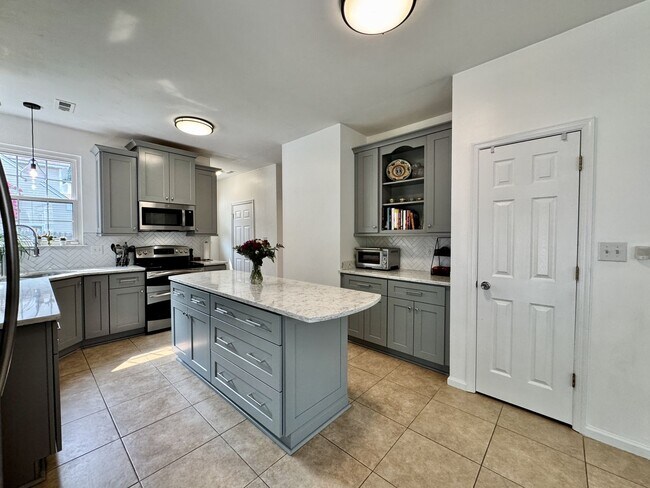 Building Photo - First-Time Rental! Available 08-07-26 - Fenced Yard, Pet Friendly, Attached 2-Car Garage!