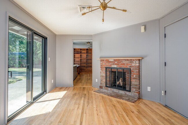 Building Photo - Charming Mid-Century Home in Lake Oswego S...