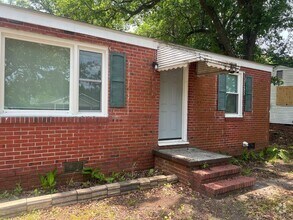 Building Photo - 3 Bedroom Brick House