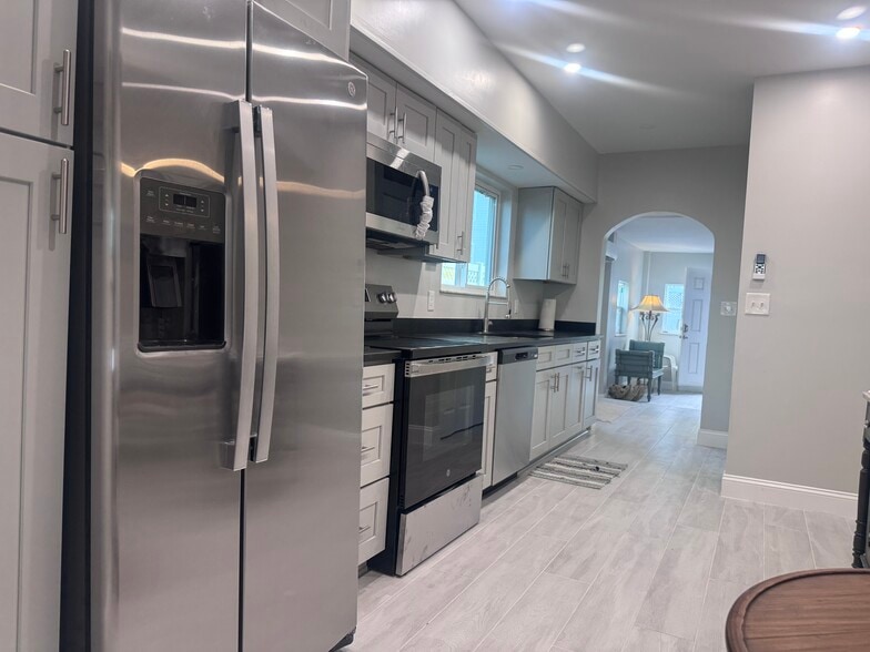 Kitchen with new appliances - 11 Zamora St