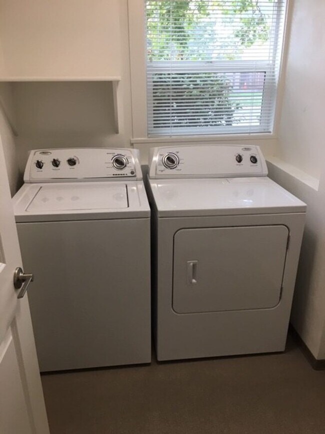 Building Photo - Gorgeous Recently updated 3 bed House Just Blocks from Campus!