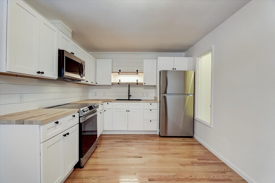 Kitchen - 1719 Carver St