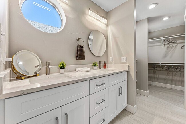 Building Photo - 5 Bed, 5 Bath home in South Park Hill