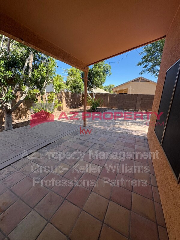 Building Photo - 15745 W Latham St