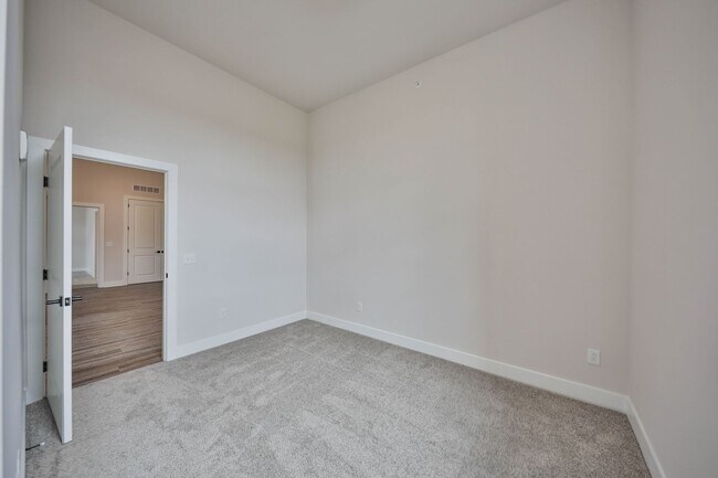 Building Photo - Brand New Luxury unit on Broadway in Bangor!