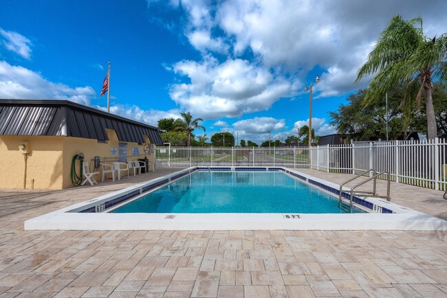 Building Photo - 2471 Waterside Dr