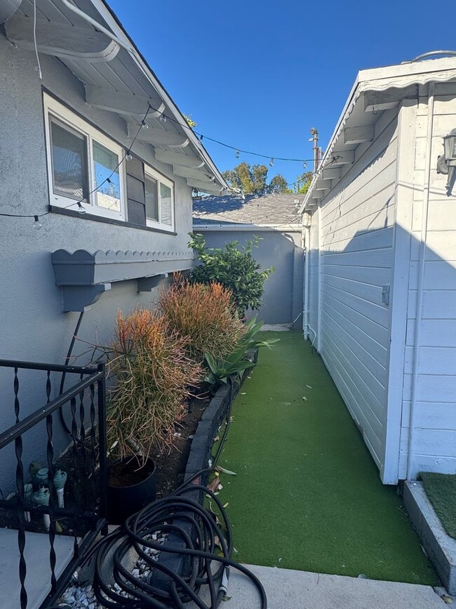 Building Photo - Spacious 3BR House in Woodland Hills