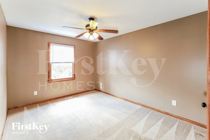 Building Photo - 1824 SW Pinecreek Ct