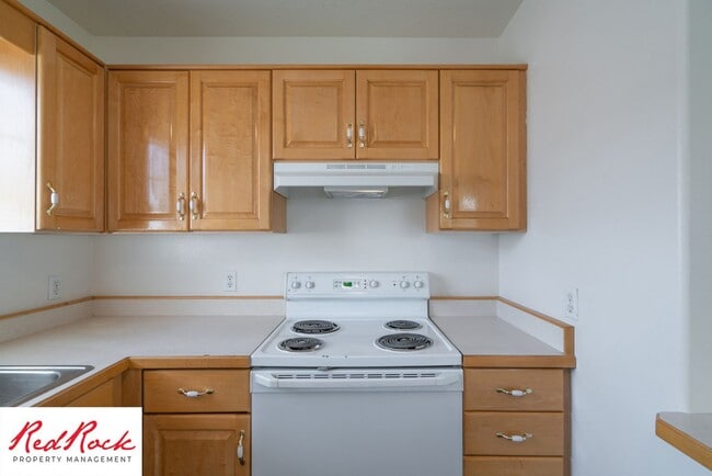 Building Photo - 2 Bedroom Townhome Available