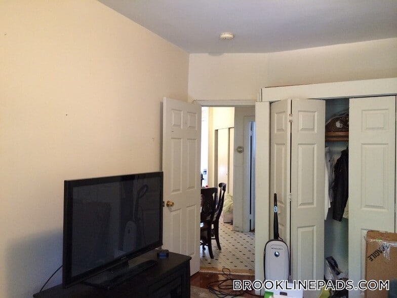 Building Photo - 208 Winthrop Rd