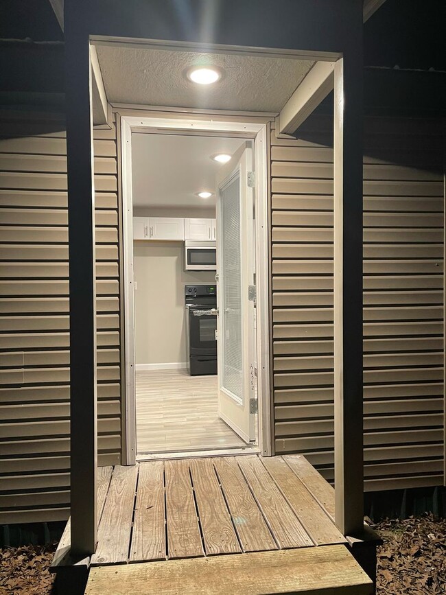 Building Photo - 2 bed, 1 bath house-Pet Friendly!