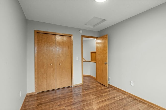Building Photo - 2230 Ranchview Ln N