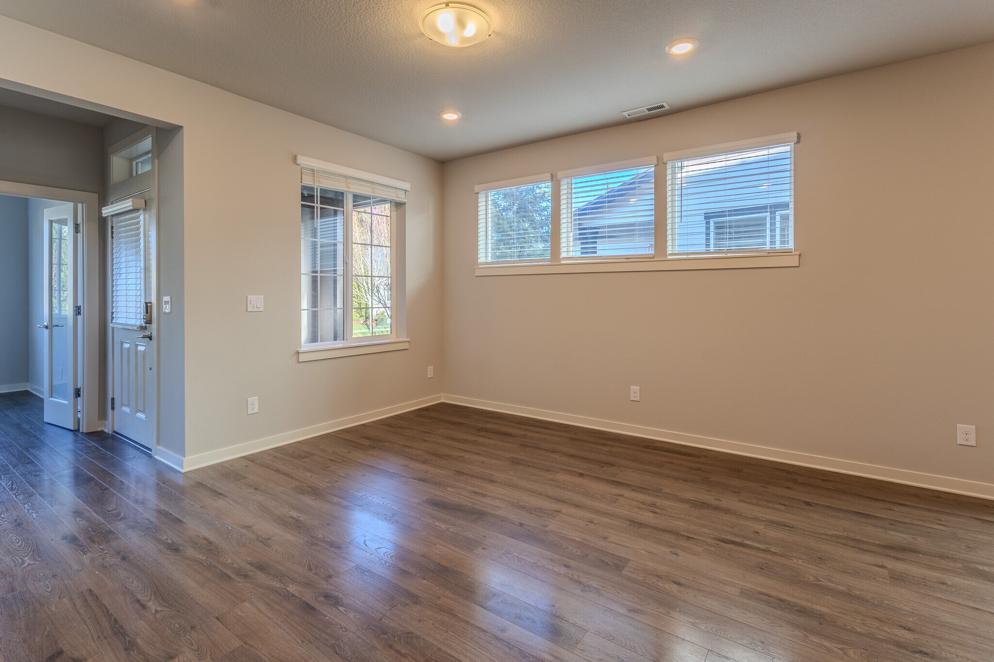 Building Photo - 6280 SE Genrosa St