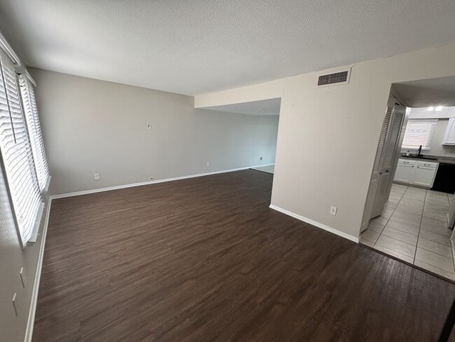 Building Photo - 6621 S La Rosa Dr