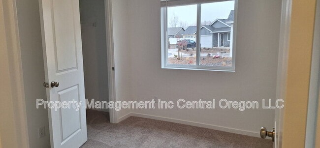 Building Photo - 1349 NE Cobbleridge Lp