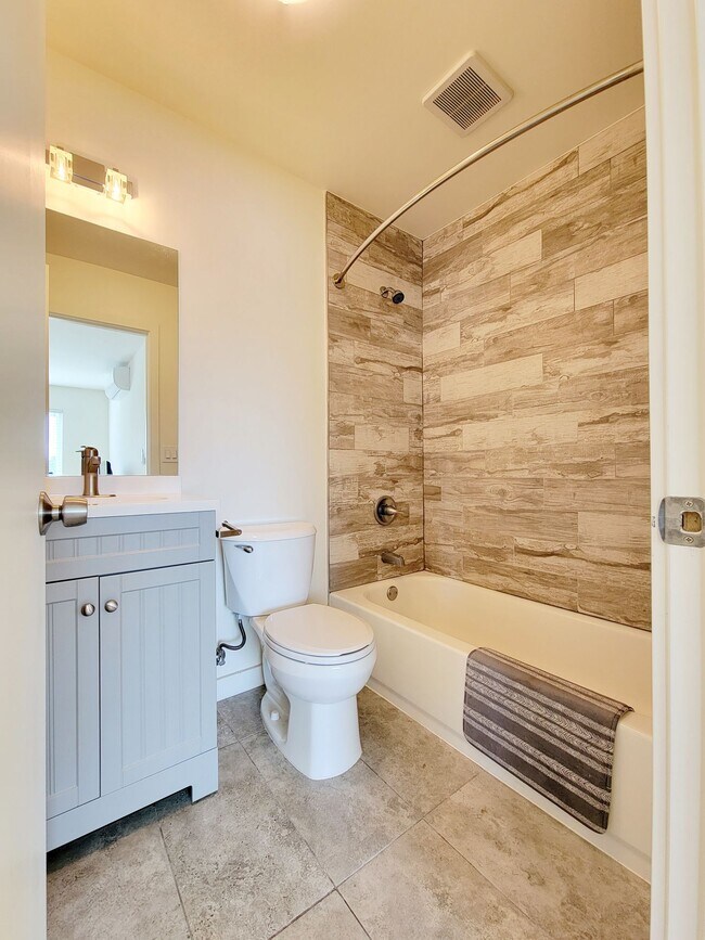 Building Photo - Redwood City: Unfurnished and Remodeled 2 Bed 2 Bath w/ Laundry In Unit, AC Mini-Split, & Parking...