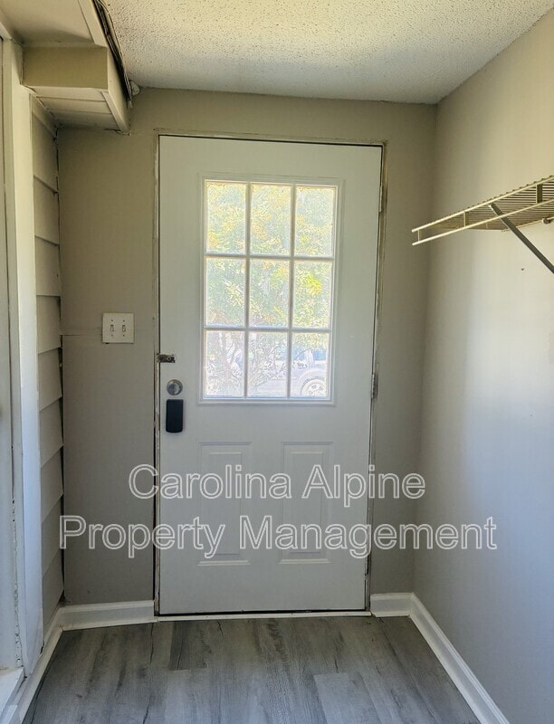 Building Photo - 618 Modena St