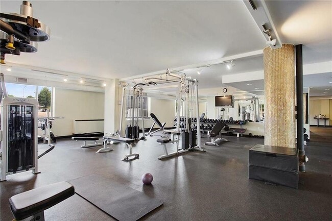 Building Photo - 700 E 8th St