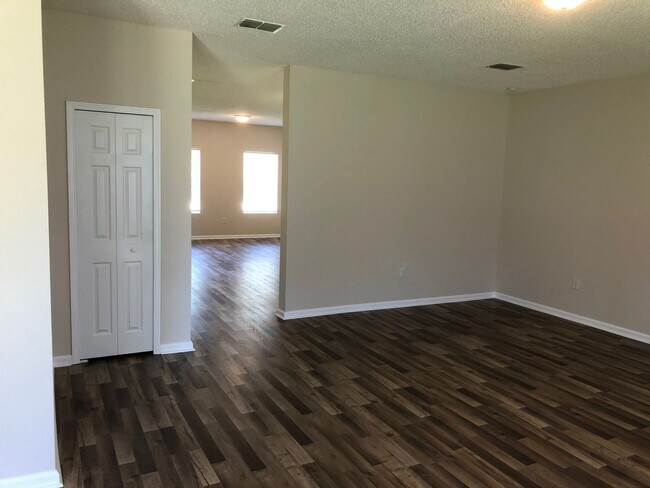 Building Photo - Large 5 Bedroom, 3 Bathroom Single Family ...