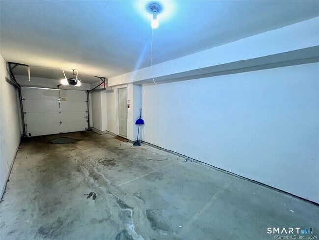 Building Photo - 527 W Thames St