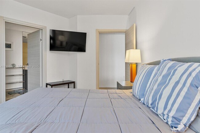 Building Photo - 801 S Miami Ave