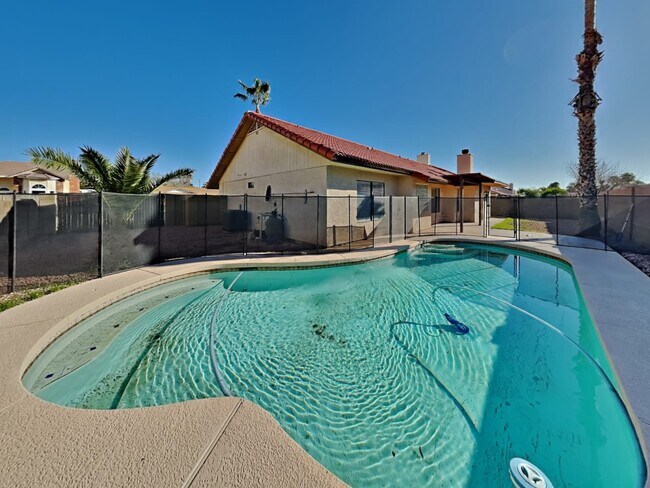 Building Photo - 421 E Encinas Ave