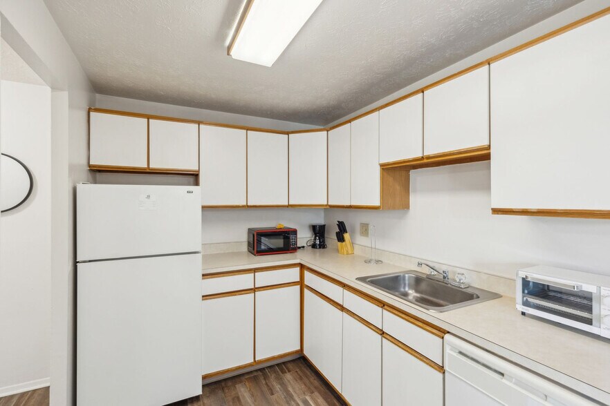 Building Photo - 5556 Broadview Rd
